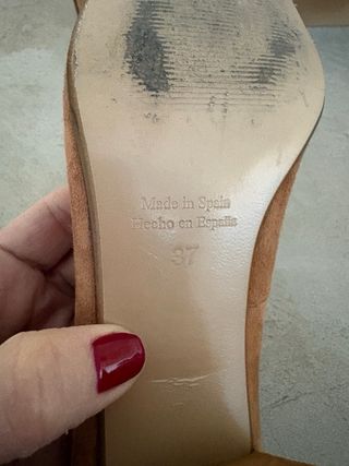 Zapatos tipo ante camel, cadena dorada Talla 37