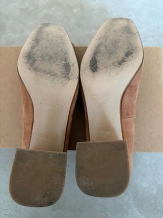 Zapatos tipo ante camel, cadena dorada Talla 37