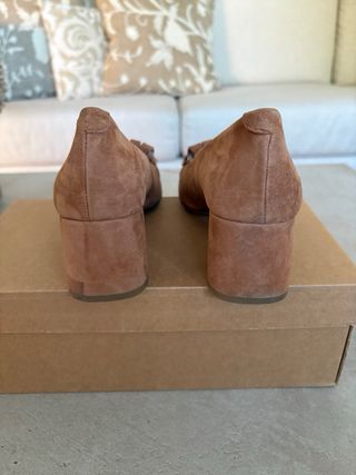 Zapatos tipo ante camel, cadena dorada Talla 37