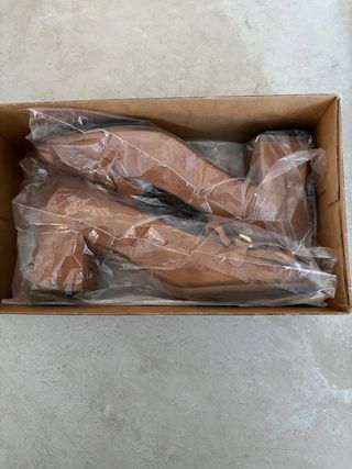 Zapatos tipo ante camel, cadena dorada Talla 37