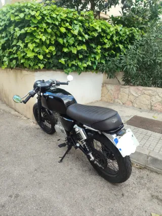 Mash Black Seven 125 custom Café Racer