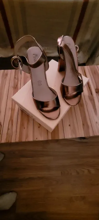 Sandalias Menbur doradas