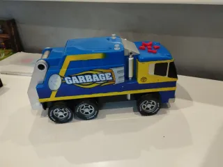 Camiones de juguete:2  Bomberos y Basura