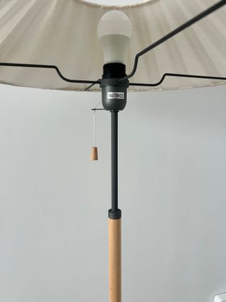 Lámpara de pie IKEA madera y metal