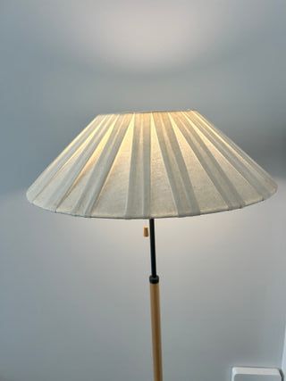 Lámpara de pie IKEA madera y metal