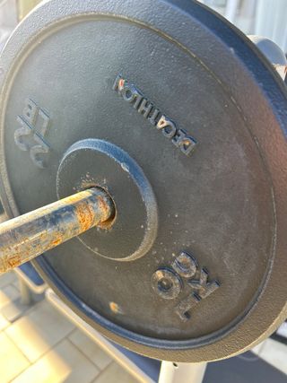 Banco de pesas Decathlon con barra y 2 discos