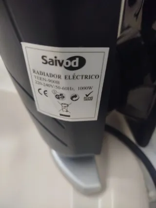 Radiador eléctrico negro y plateado