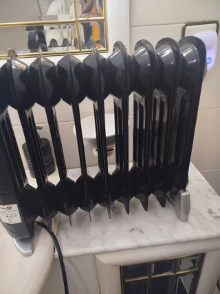 Radiador eléctrico negro y plateado