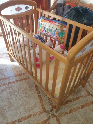 Carro de bebé y 2 cunas sin usar