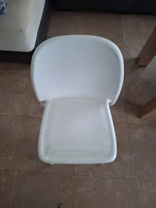 Silla alta de plástico blanca