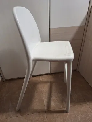 Silla alta de plástico blanca