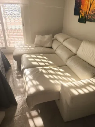 Sofá chaise longue de piel beige/blanco