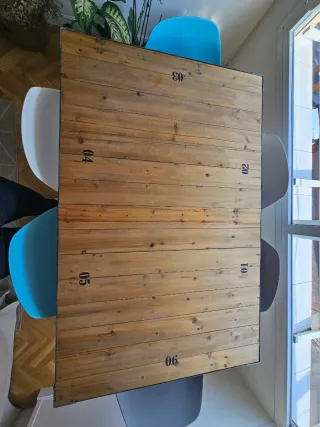 Mesa de comedor estilo industrial de madera