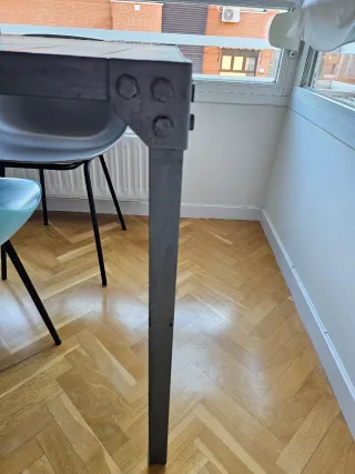 Mesa de comedor estilo industrial de madera