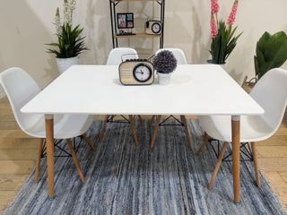 Mesa con 4 sillas nuevas de fábrica