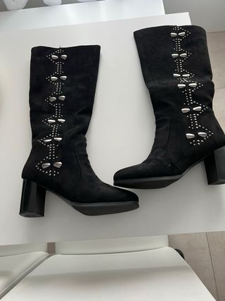 Botas altas mujer negras con tachuelas