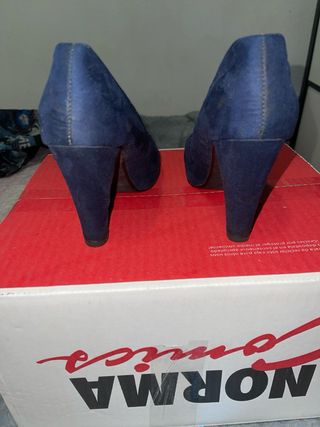 Zapatos de tacón azul marino