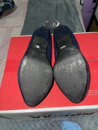 Zapatos de tacón azul marino
