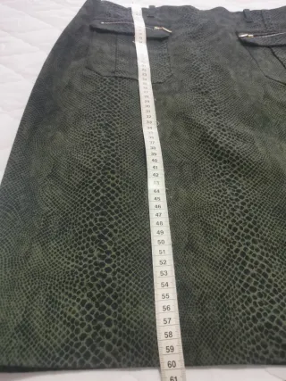 Falda de señora con estampado de serpiente