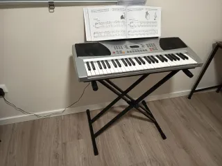 Teclado estándar tamaño medio con soporte