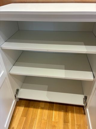 Aparador blanco de madera con puertas