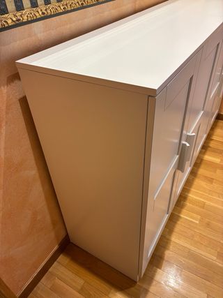 Aparador blanco de madera con puertas