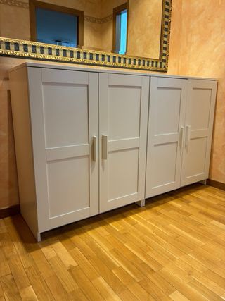 Aparador blanco de madera con puertas