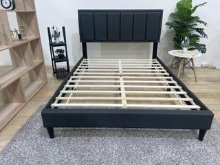 Cama moderna con cabecero acolchado, resistente