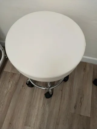 Taburete giratorio blanco y elevable