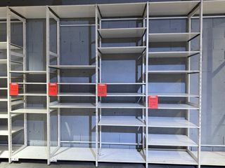 Estanterías blancas de madera