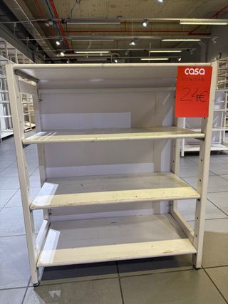 Estanterías blancas de madera