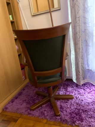 Silla antigua de madera y piel