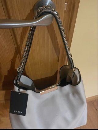 Bolso Zara Blanco con Cadena Plateada