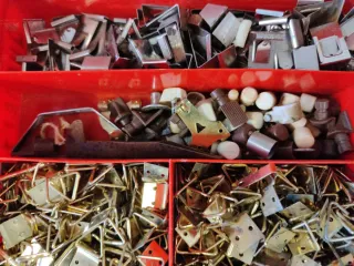 Attacchi per quadri e forma fili