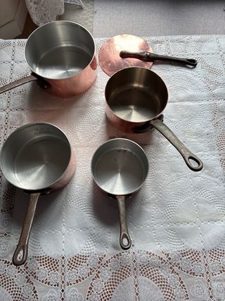 Cazos y olla de cobre con asas de  hierro