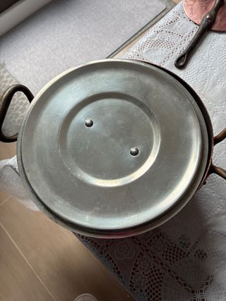 Cazos y olla de cobre con asas de  hierro