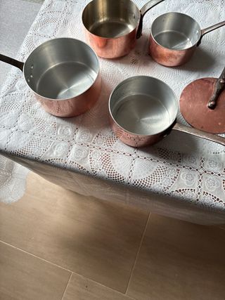 Cazos y olla de cobre con asas de  hierro