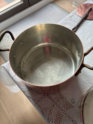 Cazos y olla de cobre con asas de  hierro