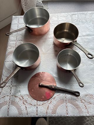 Cazos y olla de cobre con asas de  hierro