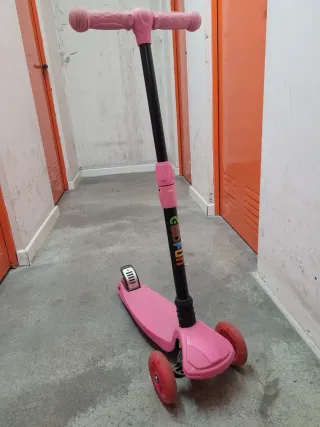 Patinete ,regalo casco. Lucen las ruedas