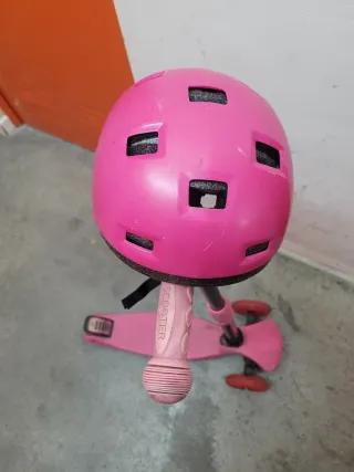 Patinete ,regalo casco. Lucen las ruedas