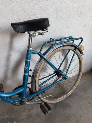 Bicicleta azul con cesta