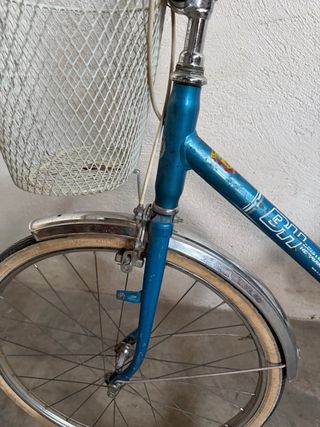 Bicicleta azul con cesta