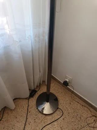 Lámpara de pie articulada plateada regulable