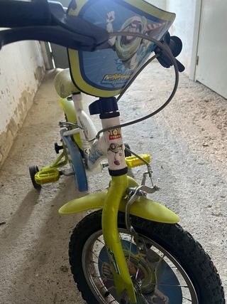 Bicicleta infantil con ruedines