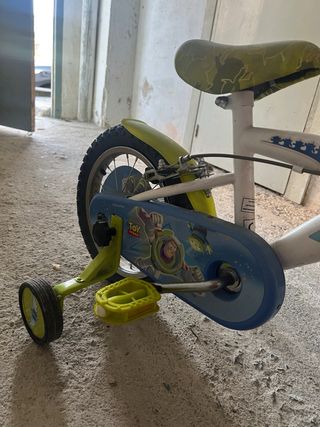 Bicicleta infantil con ruedines