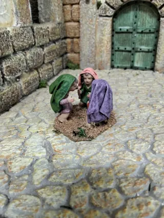 Figuras de niños jugando