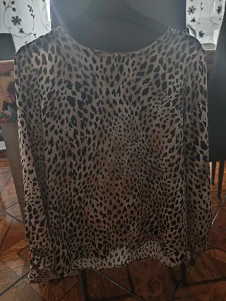 Blusa con estampado animal print