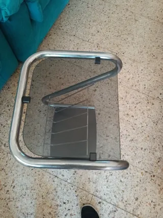 Mesa auxiliar tubular con revistero y ruedas