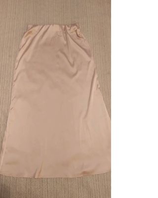 Falda de satén beige